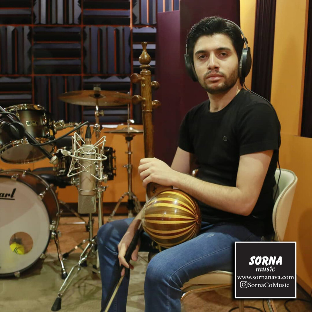 استاد علی سریری نوازنده کمانچه در آموزشگاه موسیقی سرنا